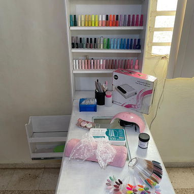 Mesa de manicura con accesorios - Img 120394671