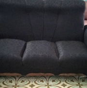Vendo sofá de 3 plazas con 2 butacas, nuevo, de Yacal negro brillante.. Listo para entregar - Img 45985587