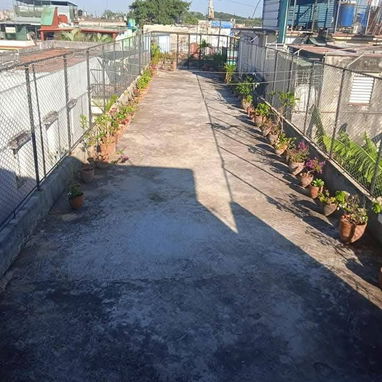 Hermosísima casa de tres plantas en el Sevillano, cercana a 10 de Octubre y a la Ave Acosta!!! - Img 110896183