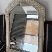 Vendo espejo grande con marco de mimbre en 25 usd o al cambio. Mide 105x65 cm - Img 57694228