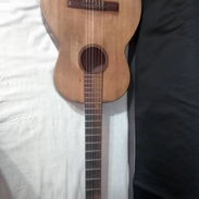 Se vende guitarra clásica es bastante antigua pero tiene mantenimiento reciente aplicado tengo mensajería - Img 55568373