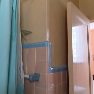 Apartamento en buen estado constructivo en el segundo piso de un edificio capitalista de 4 pisos en el Vedado - 8/10