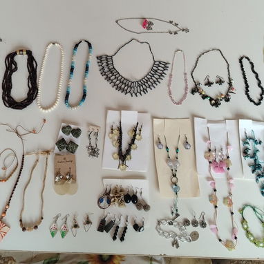 Bisuteria. Cadena, aretes dorados corazón y lágrimas - 2/2