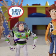 Hermoso-Toy Story Disney Sheriff Woody ANIMATRONICO 42 cm interactivo con Comandos de Voz,+70 Frases y Sonidos, Se Mueve - Img 40784648