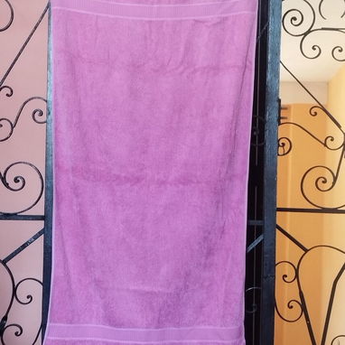 3 Toallas casi nuevas, grandes, buena felpa. Mide 1,36 x 76 cm. Precio 2000 c/u. - 3/5