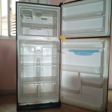 Vendo refrigerador roto en 250 usd. Necesita condensador - Img 122010410