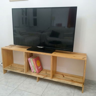 Mueble Bajo para TV Smart TV. Mueble bajo de pino macizo estilo moderno minimalista, ideal para Smart TV grandes de 50" - Img 115687075