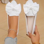 Zapatos de mujer elegantes, color blanco con lazo. Número 44, reducidos un punto - Img 56707490