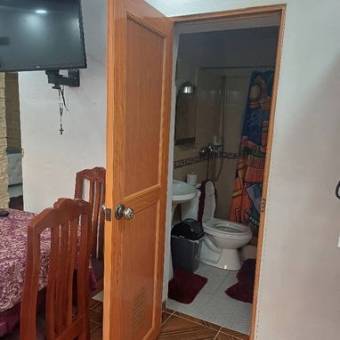 Se renta apartamento en bajos en el vedado por el Calixto García - 3/5