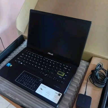 240USD Laptop Asus VivoBook Go 14 E410KA (COMO NUEVA)( 💯Funcionamiento + 💯Estética) - 2/3