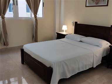 Se renta para largas estancias, precioso y confortable apartamento de 2 habitaciones y 2 baños, con split en todas sus h - Img 65494791