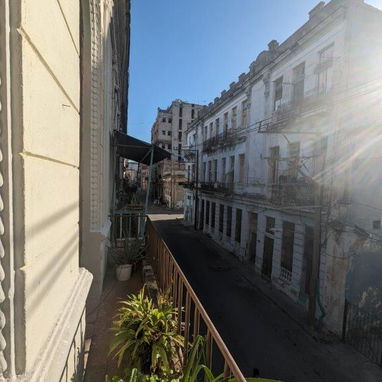 3000 USD_Oquendo y Neptuno"Centro Habana":Permuto Casa En 1er Piso 67m,2/4 + 1 d Pladul,1erPiso,Azotea Libre,Techo d Pla - Img 122762278