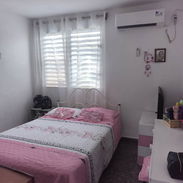 Se vende un apartamento en 4to piso en Alamar, zona 17. Calle Ancha. Habana del Este.  Consta de 2 cuartos (1 climatizad - Img 57252849
