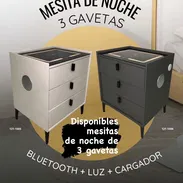 MESITA DE NOCHE DE 3 GAVETAS CON BLUETOOTH , LUZ Y CARGADOR - Img 52721114