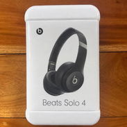 BEATS SOLO 4 — AUDÍFONOS INALÁMBRICOS PRECIO 140 USD  Audio espacial personalizado con seguimiento dinámico de cabeza So - Img 57857886