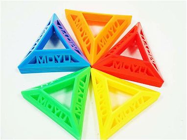 Stand para cubos de Rubik - exhibidor triangular - para cuberos y coleccionistas - Img 39593120