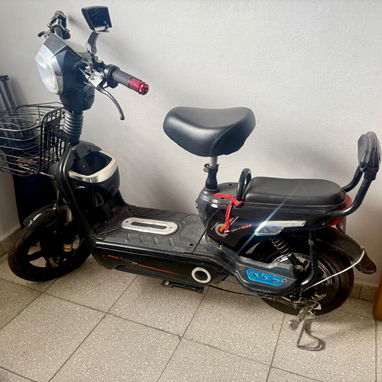 Vendo moto eléctrica 48V, 280 usd sin batería de muy poco uso, único dueño. Vedado, 53858131 - Img 119472995