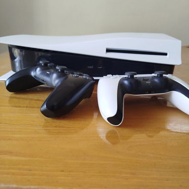 PlayStation 5 (Versión Disco) USADO EN EXCELENTES CONDICIONES DOS MANDOS Opcion de Pirateria - Img 105547365