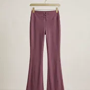 Pantalón Acampanado Rib (Color Morado Oscuro / Uva) - Img 56245425