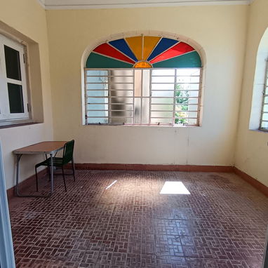 Se vende apto de 4/4 en el vedado con dos baños. - Img 119177638