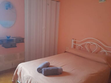 Renta casa en Guanabo a 50 m del mar con piscina,2 habitaciones, terraza, barbecue, disponible - Img 64123538