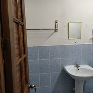 Rento apartamento de dos cuartos por tiempo indefinido en alamar micro x cerca de la playa bacuranao con teléfono fijo - Img 57204941