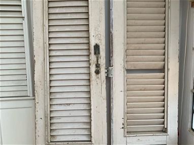 vendo 2 puertas de madera de cedro estilo francesa original le falta una perciana y pintura -80usd o al cambio actual - Img 59871721