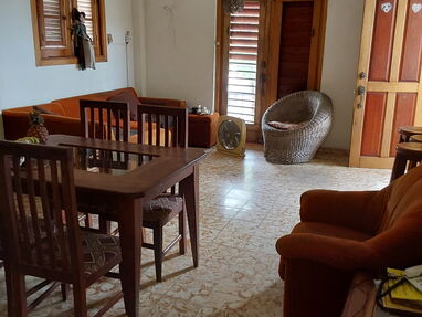 Se vende casa  - la parte de arriba de un biplanta en Playa, reparto la Ceiba, WHATSAPP - Img 62754488