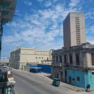 78-🏡*SE VENDE CASA EN 1ER PISO EN C.HABANA DE construcción colonial capitalista CON VISTA EXEPCIONAL D'BALCÓN A LA CALL - Img 54980724