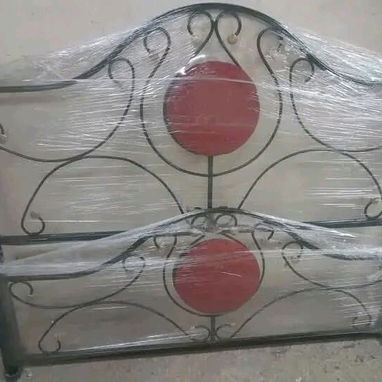 CAMA CON TAPIZ DE CORAZÓN O CÍRCULO - Img 120015866
