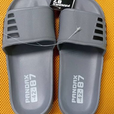 Zapatos de mujer, para niña y chancletas de baño - Img 120939486
