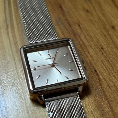 Reloj dorado, elegante para mujer , pulsera esilo milanesa , reloj cuadrado - Img 122073674