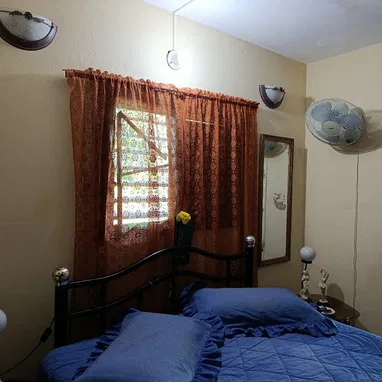 Se vende casa en Reparto Los Cocos en Boyeros con patio de tierra poseedor de árboles frutales. - Img 124987873