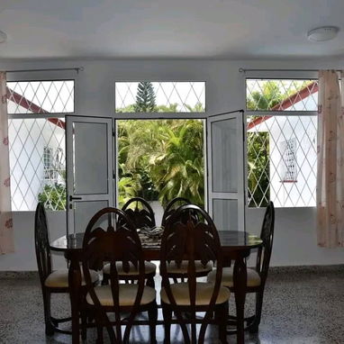 Casa independiente en Siboney con amplio patio, garaje para varios autos, 4 cuartos 3 baños - 5/10