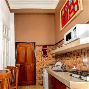 Rentamos buen apartamento compuesto por 1 cuarto con split, cocina, comedor, baño - Img 45743389