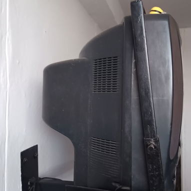 Televisor con soporte - 2/2