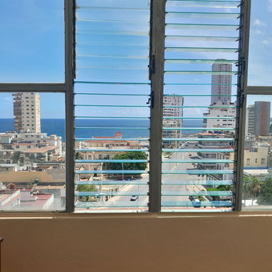 Moderno apto céntrico en Vedado. Renta lineal - Img 120341861