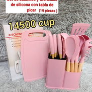 Set de cuchillos, utensilios de silicona y tabla de picar - Img 55922104