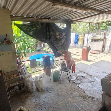 Vendo casa con todo en playa puente 5 9097239  Papeles en regla Precio 15mil  Cocina camas split televisor muebles refri - Img 123566134