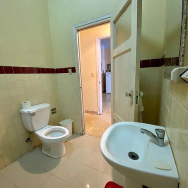 Playa apt 2 ctos y medio 2 baños balcón calle 1er piso - Img 102531684