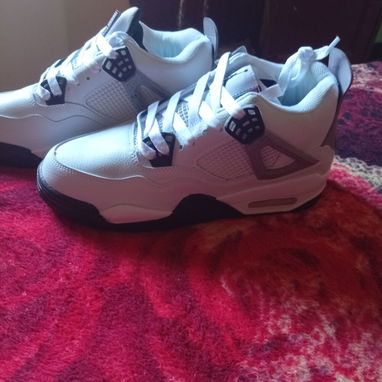 Tenis jordan retro 4 - Img 124746312