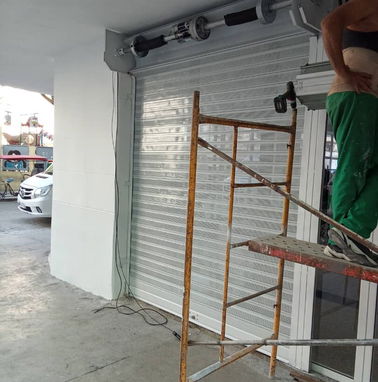 Instalación y fabricación de puertas de garaje y protección de negocios - Img 97548052