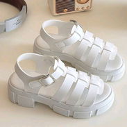 SANDALIAS BLANCOS PARA NIÑA - Img 56757453