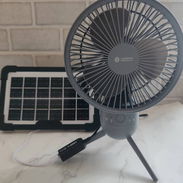 Ventilador recargable con panel. Tiene tres velocidades y jiran. Se puede usar a la corriente y con el panel. - Img 57468854