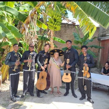 🎺 ¡SORPRENDE A ESA PERSONA ESPECIAL CON "EL MARIACHI REGUETONERO" DE LA HABANA!   🎁 Servicios: • Música mexicana, bala - 4/4