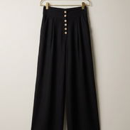 Pantalón de corte ancho en negro con botones frontales. Diseño elegante de tiro alto con detalles de botones en madera, - Img 56206933