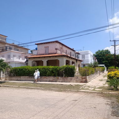 CASA EN VENTA 500m2 EN HABANA PLAYA 4/4 CON GARAJE Y AMPLIO JARDÍN . - 2/4