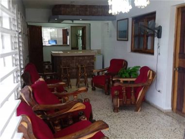 Renta casa de 8 habitaciones,8 baños,minibar,sala, cocina, piscina, barbecue en Guanabo - Img 64790684