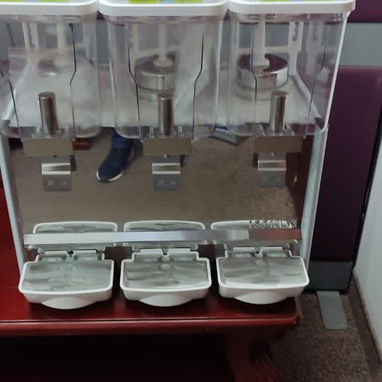 Juguera de 3 tanques de 12 litros cada uno,maquina de Frozen digital, juguera frapeadora de 2 tanques de 12L cada una - Img 126840534