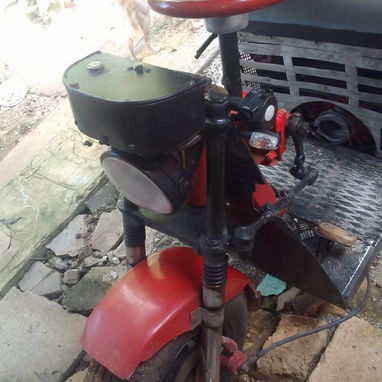 Se vende esta motoneta en 2600 usd o se hace negocio papeles en regla interesados al 56709534 soy de bauta - Img 125912824